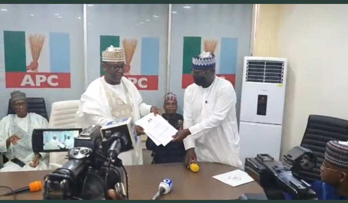 Kwamitin mulkin karba karba ya mika rahoto Kwamitin mulkin karba karba ya mika rahoto