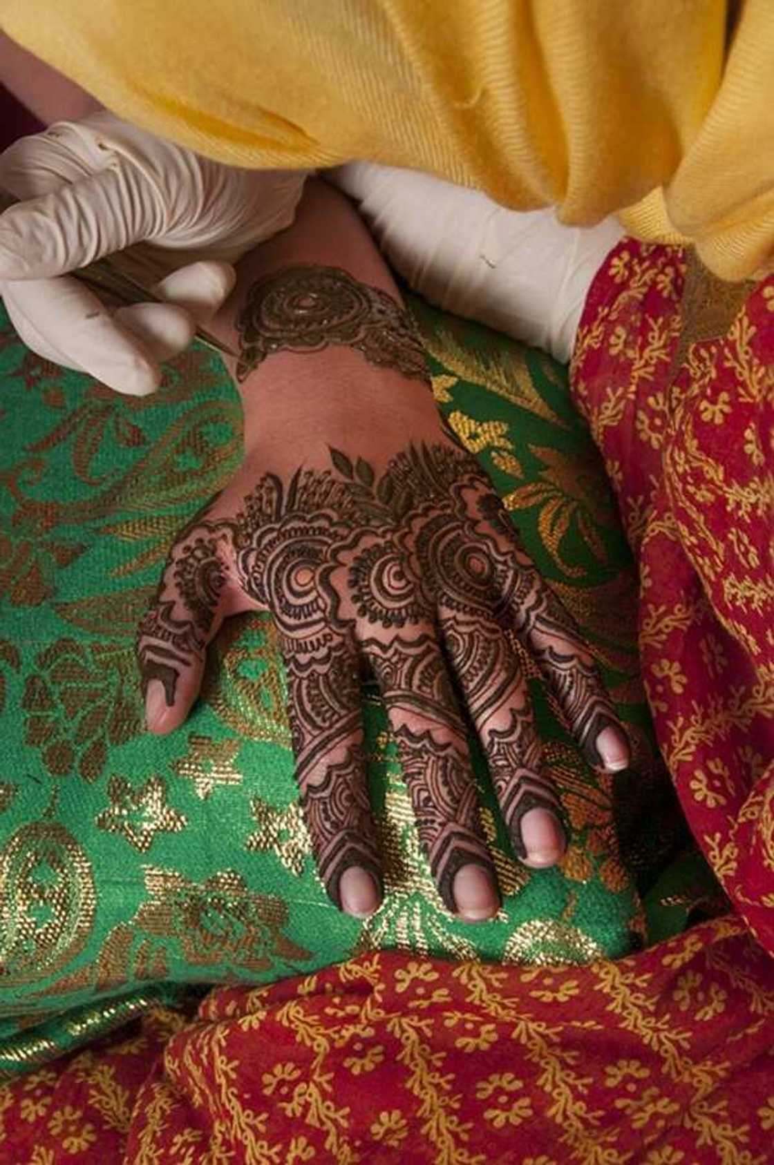 Henna tattoo glove