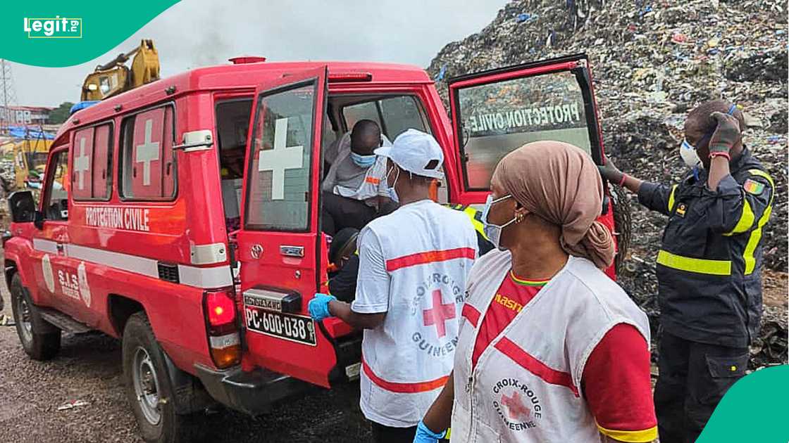 Prime Minister Mamadou Oury Bah visits the collapse site to oversee ongoing rescue efforts in Conakry.