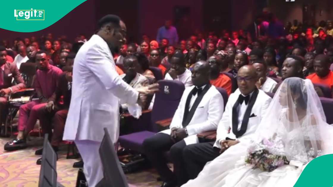Pastor presents N1.5 million to dedicated church worker on her wedding day, pledges N1 million for next 2 years Pastor presents N1.5 million to dedicated church worker on her wedding day, pledges N1 million for next 2 years