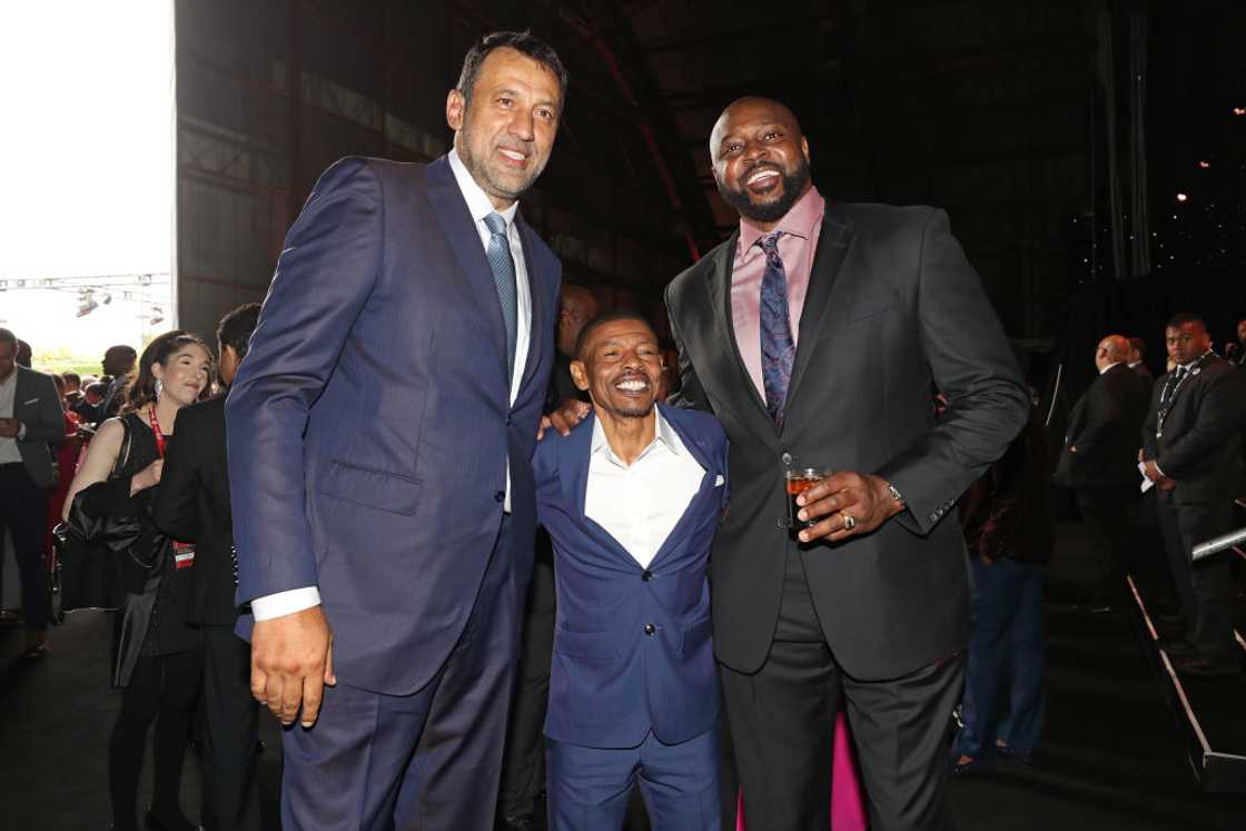 Vlade Divac, Muggsy Bogues (C), and Horace Grant pose for a photo at an award ceremony Vlade Divac, Muggsy Bogues (C), and Horace Grant pose for a photo at an award ceremony