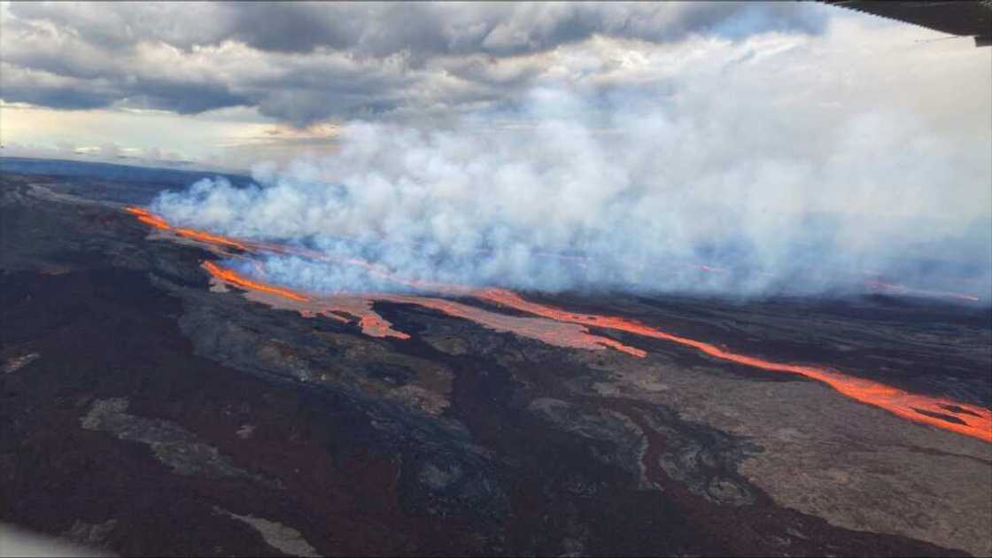 Rivers of molten rock are visible high up on Mauna Loa, the world's biggest volcano Rivers of molten rock are visible high up on Mauna Loa, the world's biggest volcano
