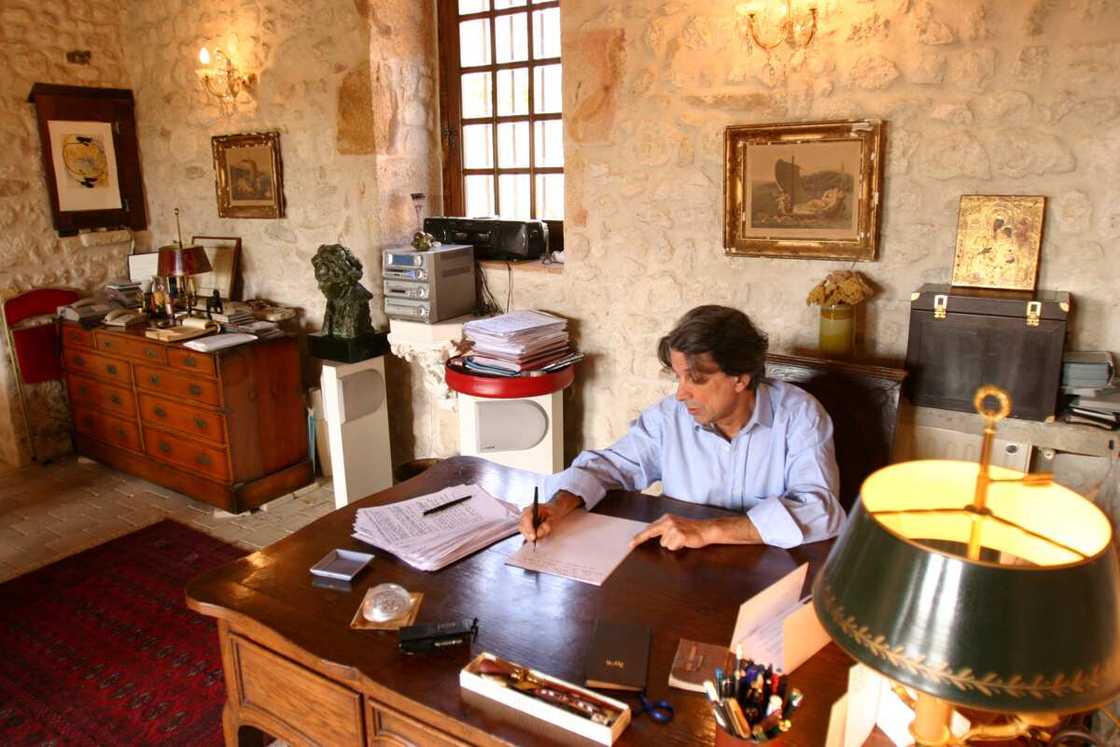 Hervé VILARD, qui vient d'écrire son autobiographie 'L'âme seule' aux éditions Fayard, reçoit Paris Match chez lui, l'ancien presbytère de l'abbé Angrand, un de ses pères spirituels qu'il a racheté à sa mort : attitude du chanteur écrivant à son bureau. Hervé VILARD, qui vient d'écrire son autobiographie 'L'âme seule' aux éditions Fayard, reçoit Paris Match chez lui, l'ancien presbytère de l'abbé Angrand, un de ses pères spirituels qu'il a racheté à sa mort : attitude du chanteur écrivant à son bureau.