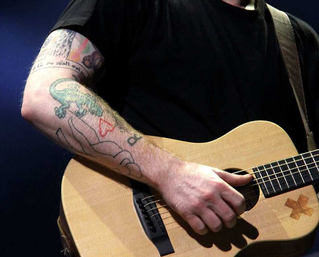 Ed Sheeran et ses 62 tatouages, une vraie passion. Que représentent-ils ? Ed Sheeran et ses 62 tatouages, une vraie passion. Que représentent-ils ?