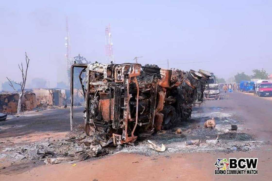 Gwamna Zulum ya ziyarci garin Auno, inda Boko Haram suka kai hari jiya (Hotuna) Gwamna Zulum ya ziyarci garin Auno, inda Boko Haram suka kai hari jiya (Hotuna)