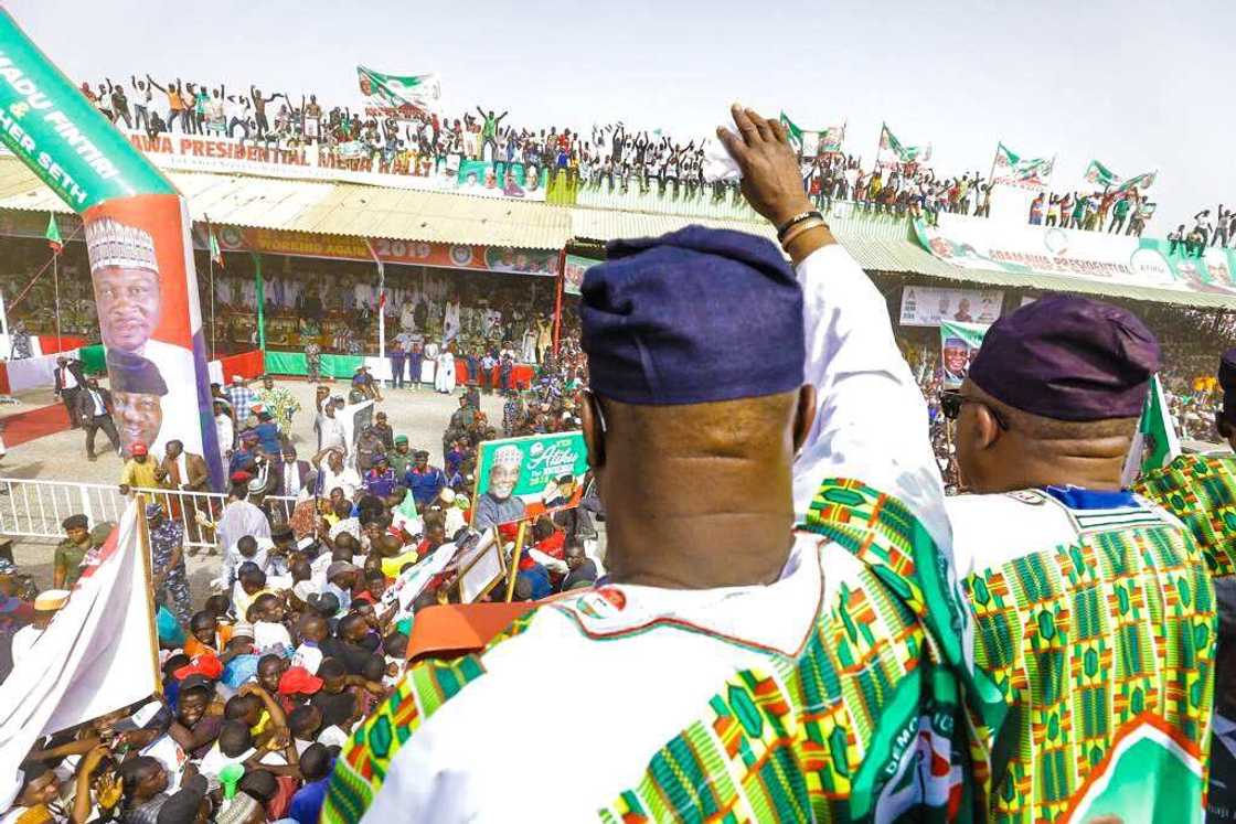 Atiku ya samu kyakkyawar tarba yayin rufe taron sa na yakin zabe a jihar Adamawa Atiku ya samu kyakkyawar tarba yayin rufe taron sa na yakin zabe a jihar Adamawa