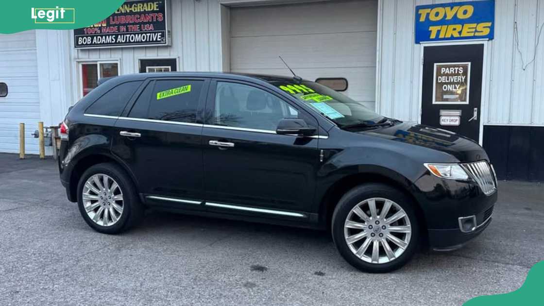 A black 2015 Lincoln MKX parked outdoors A black 2015 Lincoln MKX parked outdoors