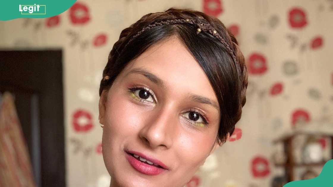 Braided halo with golden beads Braided halo with golden beads