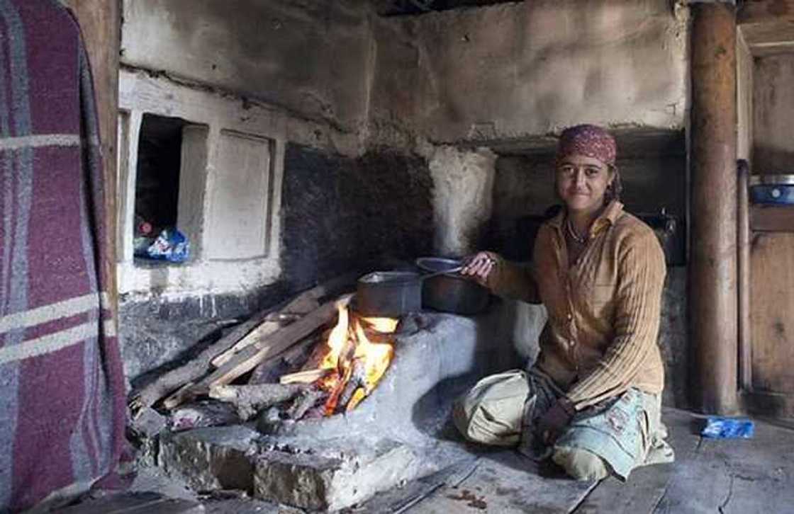 Kwamacala: Budurwa ta auri samari guda biyar rigis duka 'yan uwan juna a lokaci daya Kwamacala: Budurwa ta auri samari guda biyar rigis duka 'yan uwan juna a lokaci daya