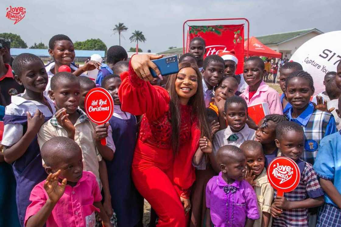 itel Partners with Queen Mercy Atang To Donate Gifts To Children In Delta state itel Partners with Queen Mercy Atang To Donate Gifts To Children In Delta state