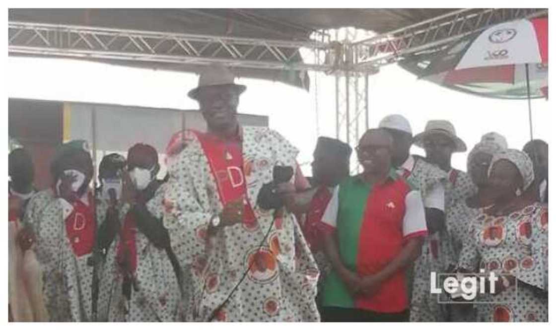 Seyi Makinde dancing