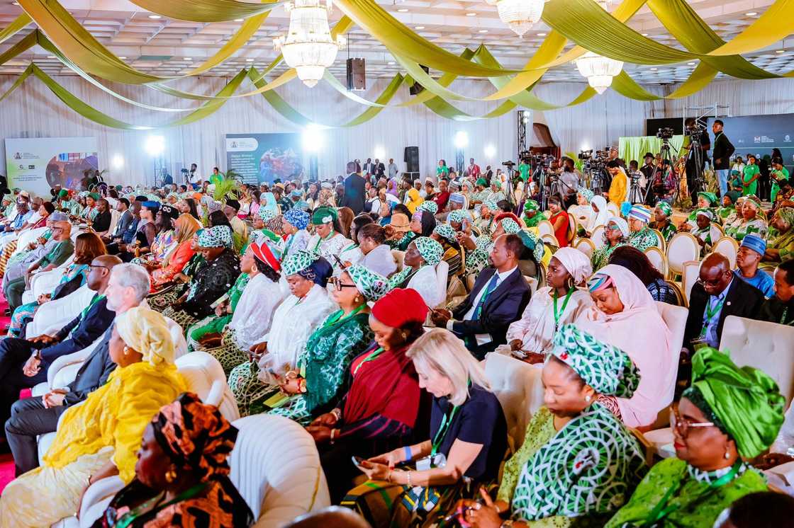 Mahalarta kaddamar da shirin tallafin mata a Abuja.