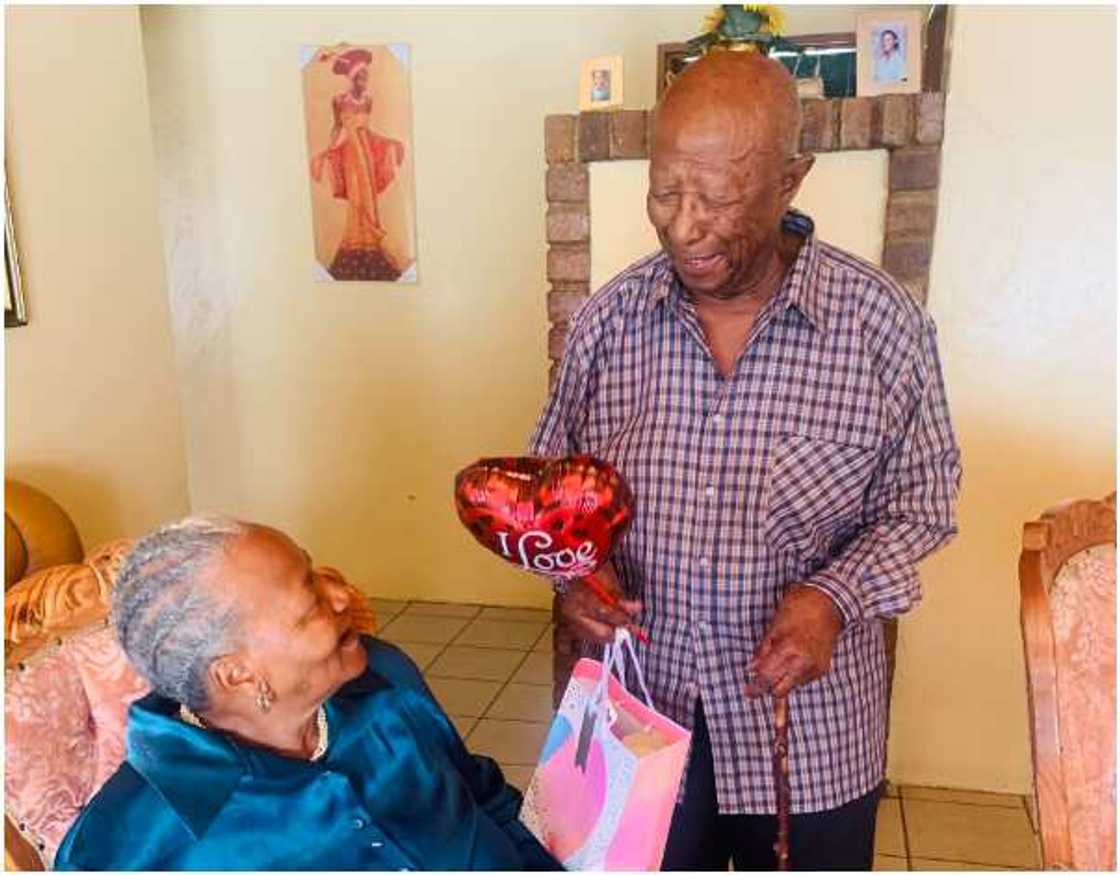 Photo of 93-year-old man giving his wife a Val gift sparks reactions online, many describe it as beautiful Photo of 93-year-old man giving his wife a Val gift sparks reactions online, many describe it as beautiful