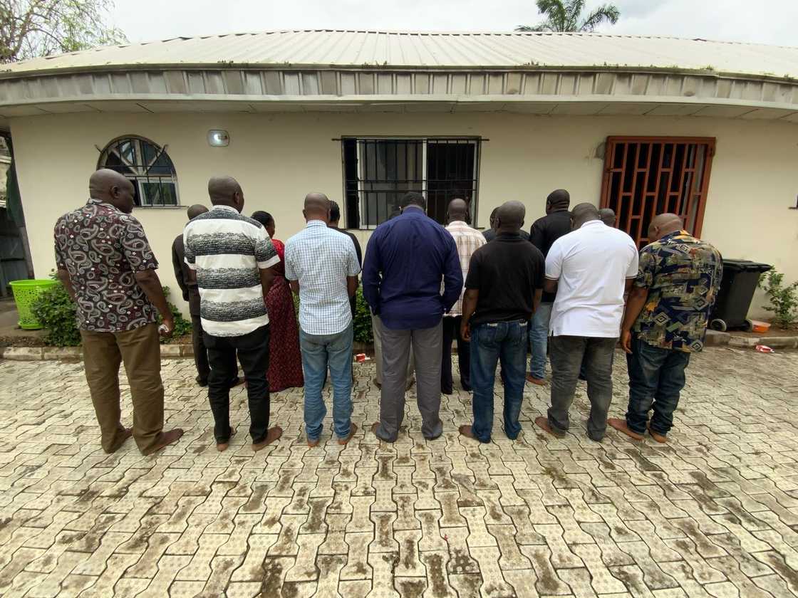 EFCC ta cafke tsofaffin 'yan majalisar Plateau 15 saboda kin mayar da motocin N2.5bn EFCC ta cafke tsofaffin 'yan majalisar Plateau 15 saboda kin mayar da motocin N2.5bn