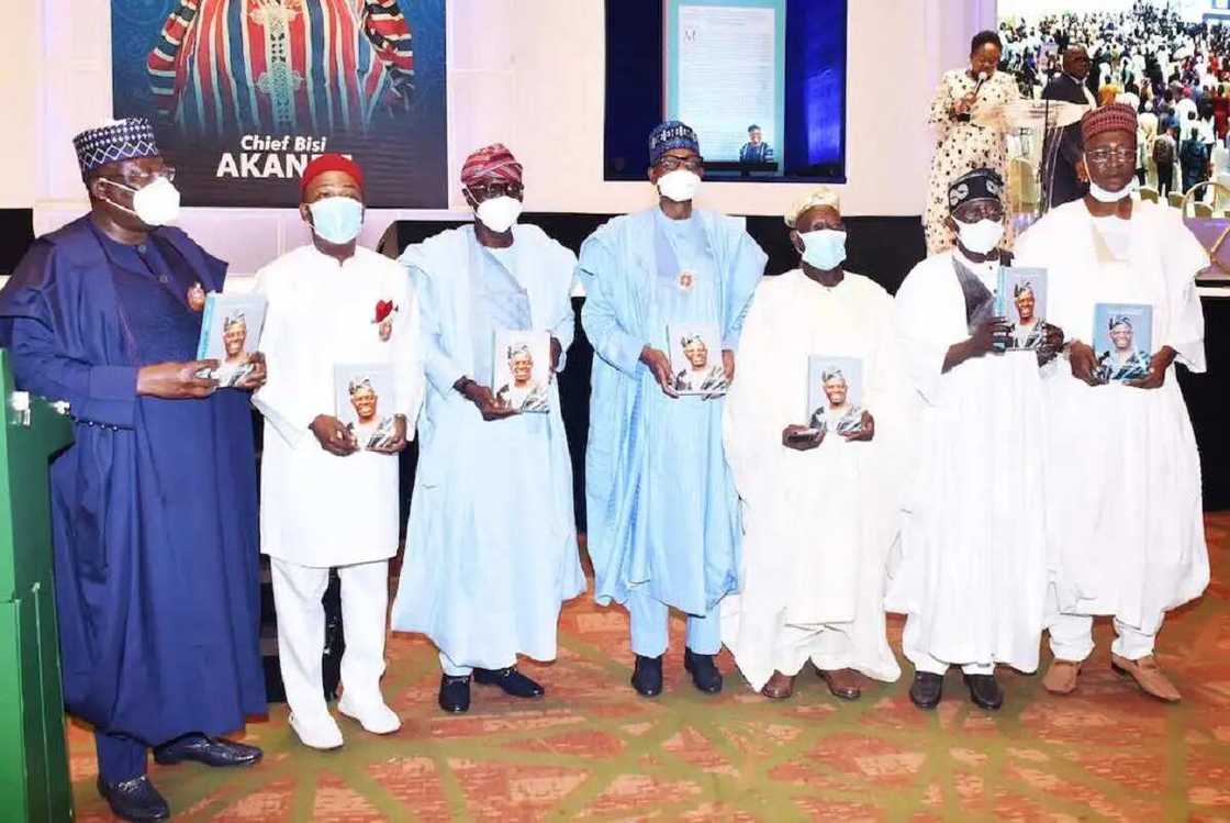 Manyan tonon sililin da sabon littafin Bisi Akande ya yi wa Obasanjo, Buhari, Atiku, da Dasuki Manyan tonon sililin da sabon littafin Bisi Akande ya yi wa Obasanjo, Buhari, Atiku, da Dasuki