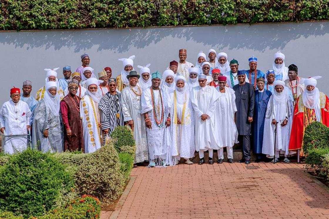 Sarakunan gargajiya sun kai ma Buhari gaisuwar jinjina da ban girma a Villa (Hotuna) Sarakunan gargajiya sun kai ma Buhari gaisuwar jinjina da ban girma a Villa (Hotuna)