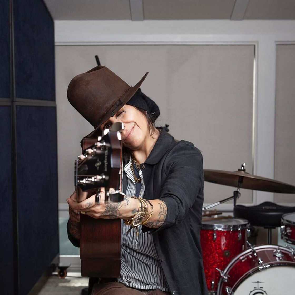 Who is Linda Perry related to? Who is Linda Perry related to?