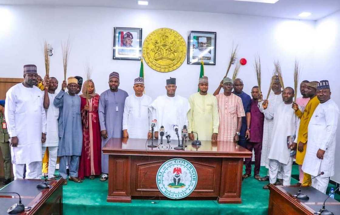 Gwamna Yahaya Bello tare da masu sauya sheƙa. Gwamna Yahaya Bello tare da masu sauya sheƙa.