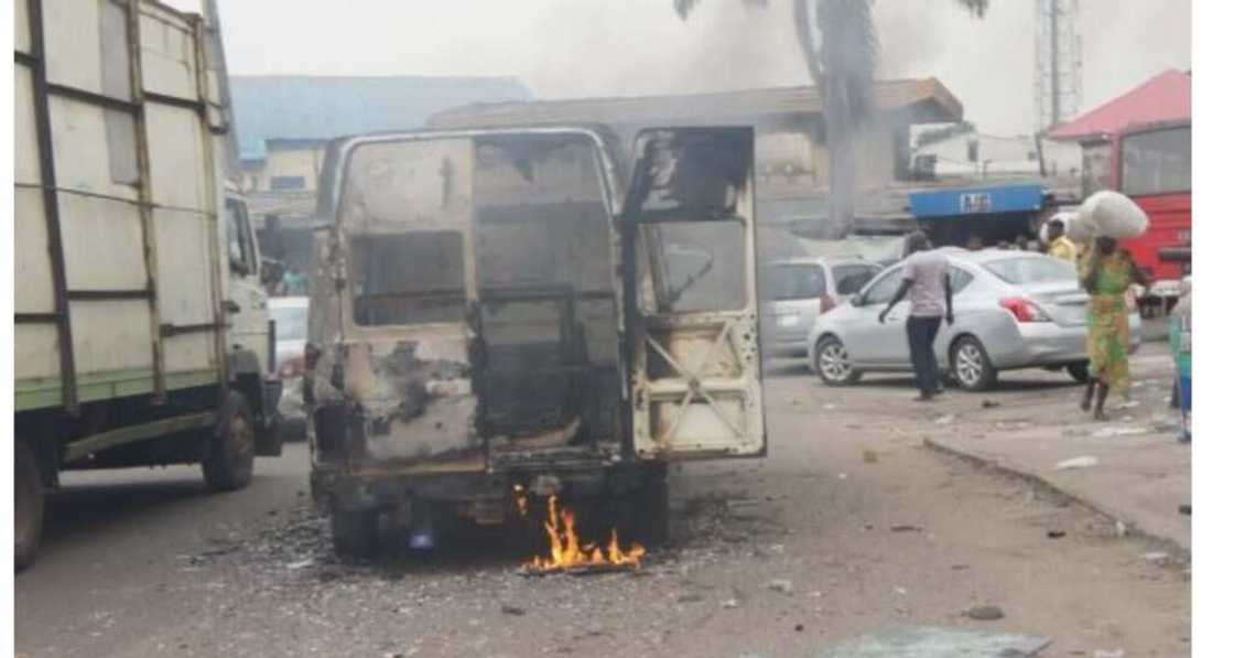 Danyen hukunci: An kone direban motar da ya kashe fasinja a kan N100, hotuna Danyen hukunci: An kone direban motar da ya kashe fasinja a kan N100, hotuna