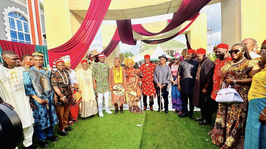 Yan siyasa sun halarci auren yan uwan Umahi da Nwifuru Yan siyasa sun halarci auren yan uwan Umahi da Nwifuru