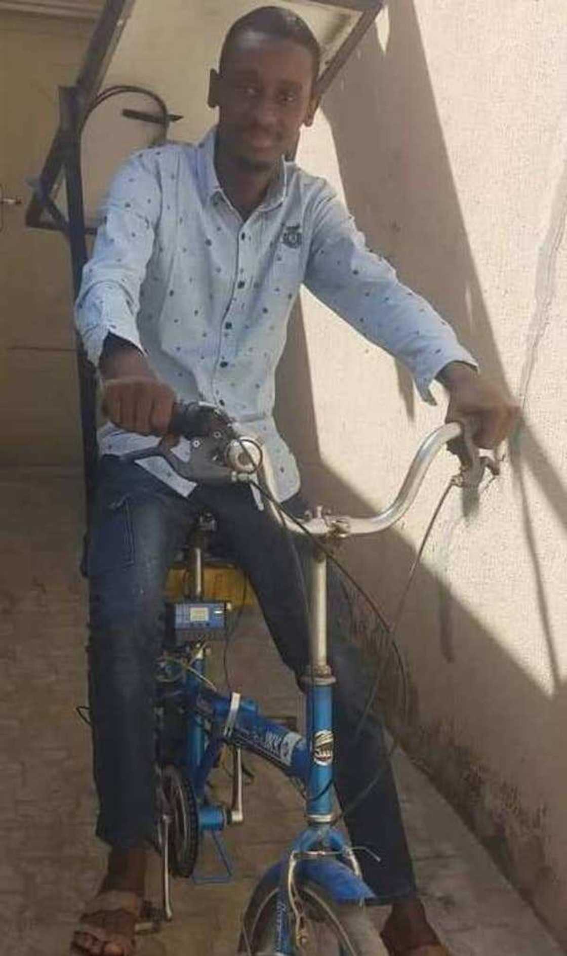 Hotuna: Hazikin matashi ya kera keke mai tuka kanshi da kanshi a jihar Kano Hotuna: Hazikin matashi ya kera keke mai tuka kanshi da kanshi a jihar Kano