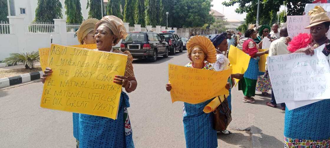 BREAKING: Abia women barricade APC headquarters BREAKING: Abia women barricade APC headquarters
