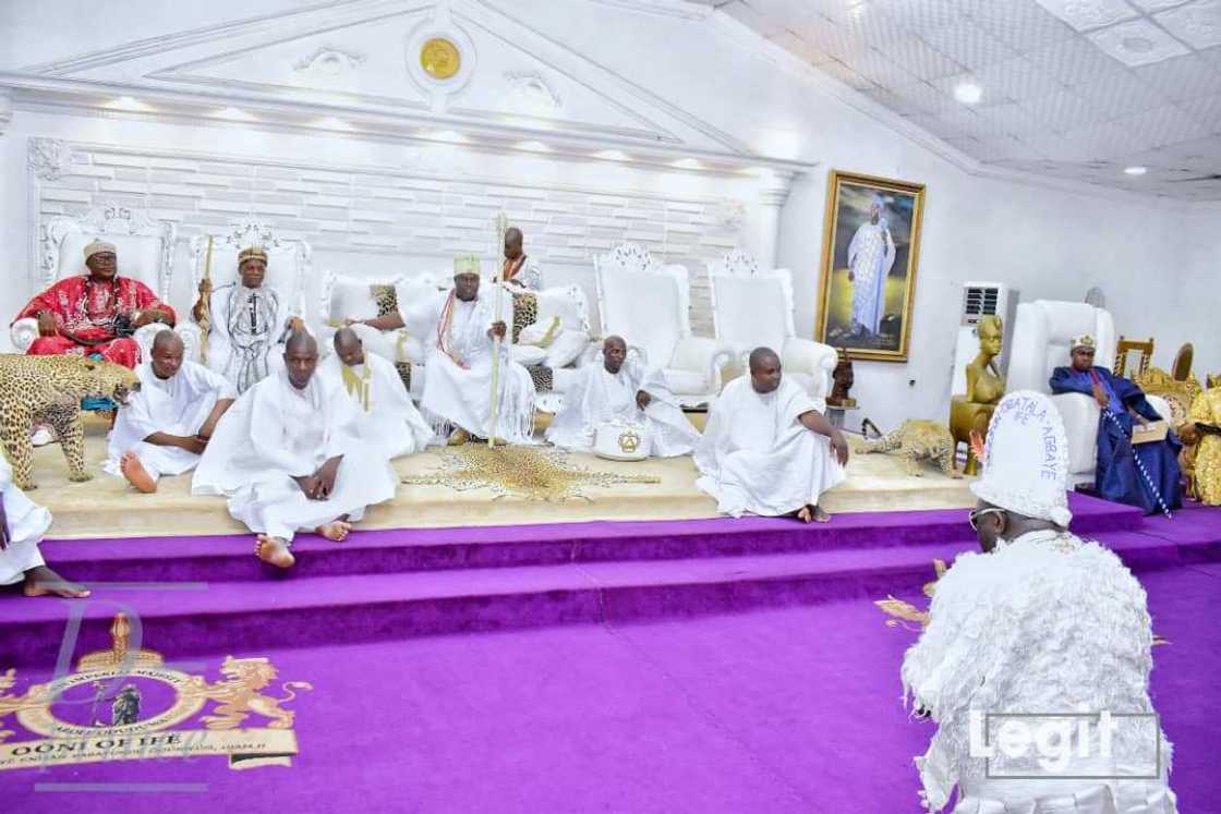 Sarkin Ife ya kafa gidauniyar da za ta rika hidimar karatun miliyoyi a Jami’o’i