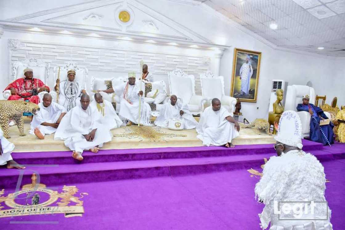 Sarkin Ife ya kafa gidauniyar da za ta rika hidimar karatun miliyoyi a Jami’o’i Sarkin Ife ya kafa gidauniyar da za ta rika hidimar karatun miliyoyi a Jami’o’i