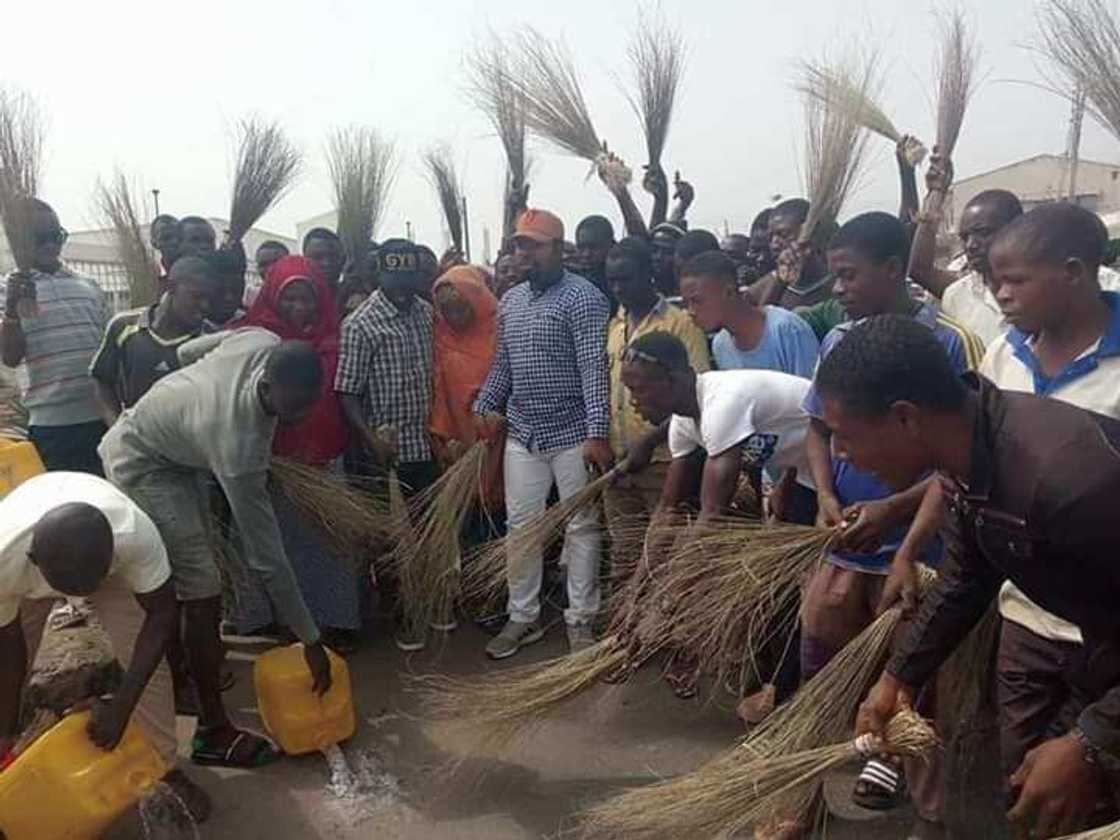 Wankan tsarki: Matasa a Lokoja sun share, sun wanke inda Atiku yayi gangamin neman zaben sa Wankan tsarki: Matasa a Lokoja sun share, sun wanke inda Atiku yayi gangamin neman zaben sa