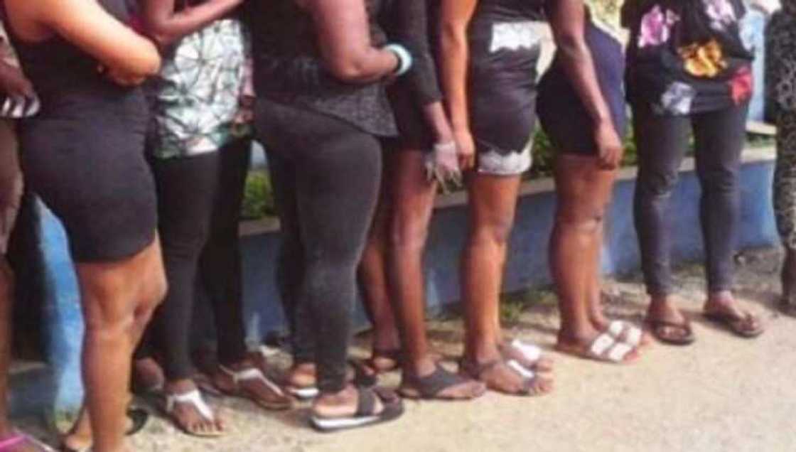 Karuwai sun yi wa direbo yajin aikin mako 1 kan cin zarafin abokiyar aikinsu da aka yi Karuwai sun yi wa direbo yajin aikin mako 1 kan cin zarafin abokiyar aikinsu da aka yi