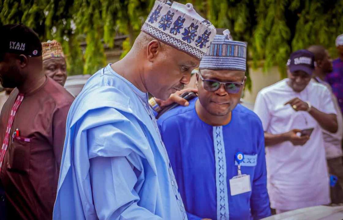 Sabon kakakin majalisa, Abbas Tajudeen da Musa. Sabon kakakin majalisa, Abbas Tajudeen da Musa.