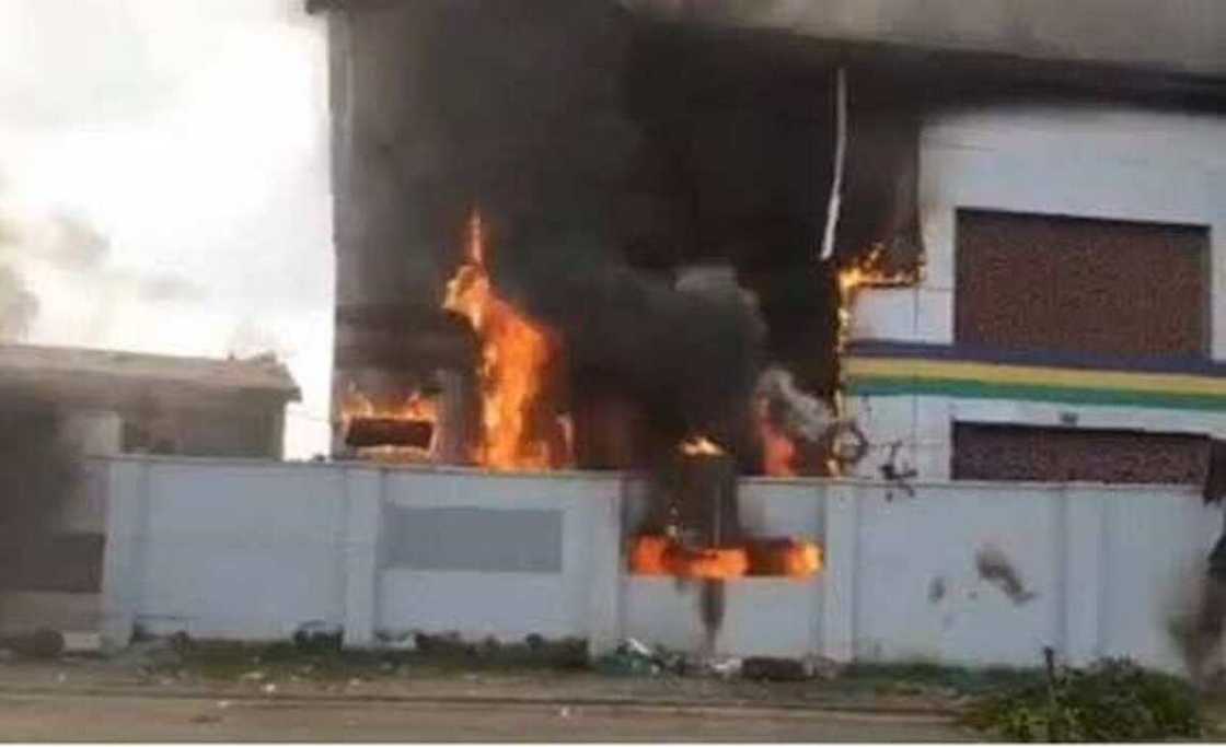 Yanzu-Yanzu: An Sake Cinnawa Ofishin Ƴan Sanda Wuta a Abia Yanzu-Yanzu: An Sake Cinnawa Ofishin Ƴan Sanda Wuta a Abia