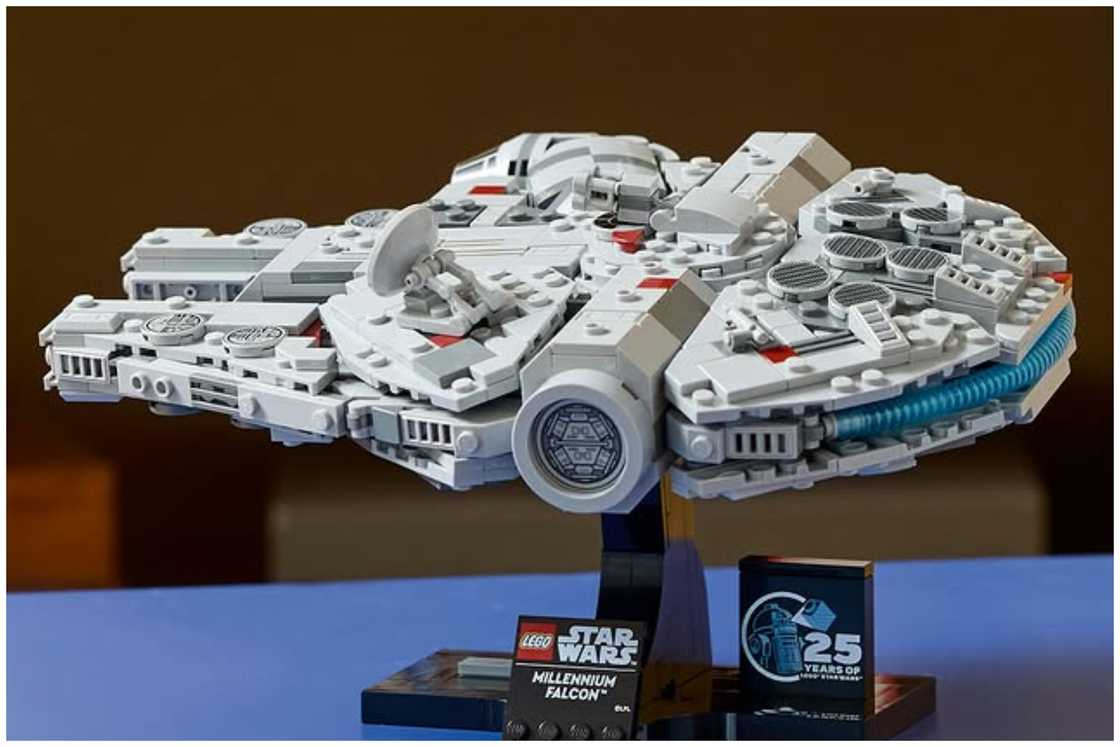 LEGO Star Wars UCS Millennium Falcon 2007 LEGO Star Wars UCS Millennium Falcon 2007