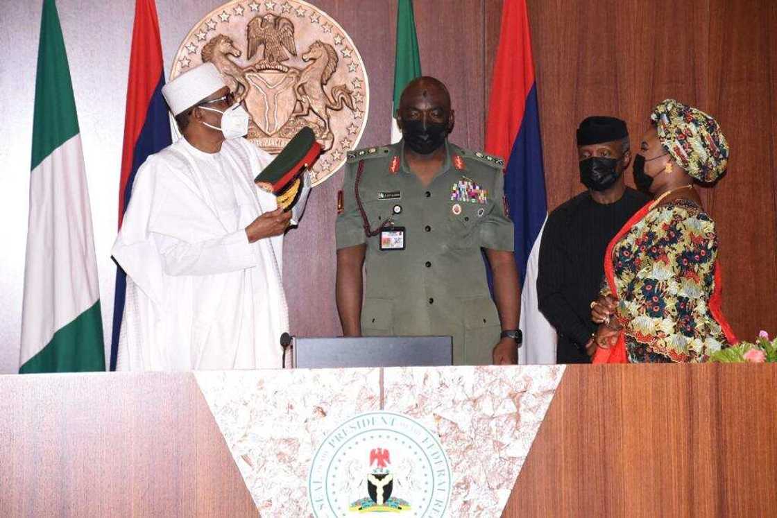 Buhari na samun bayanan duk abinda ke faruwa a yankin Arewa maso gabas, Inji CDS Buhari na samun bayanan duk abinda ke faruwa a yankin Arewa maso gabas, Inji CDS