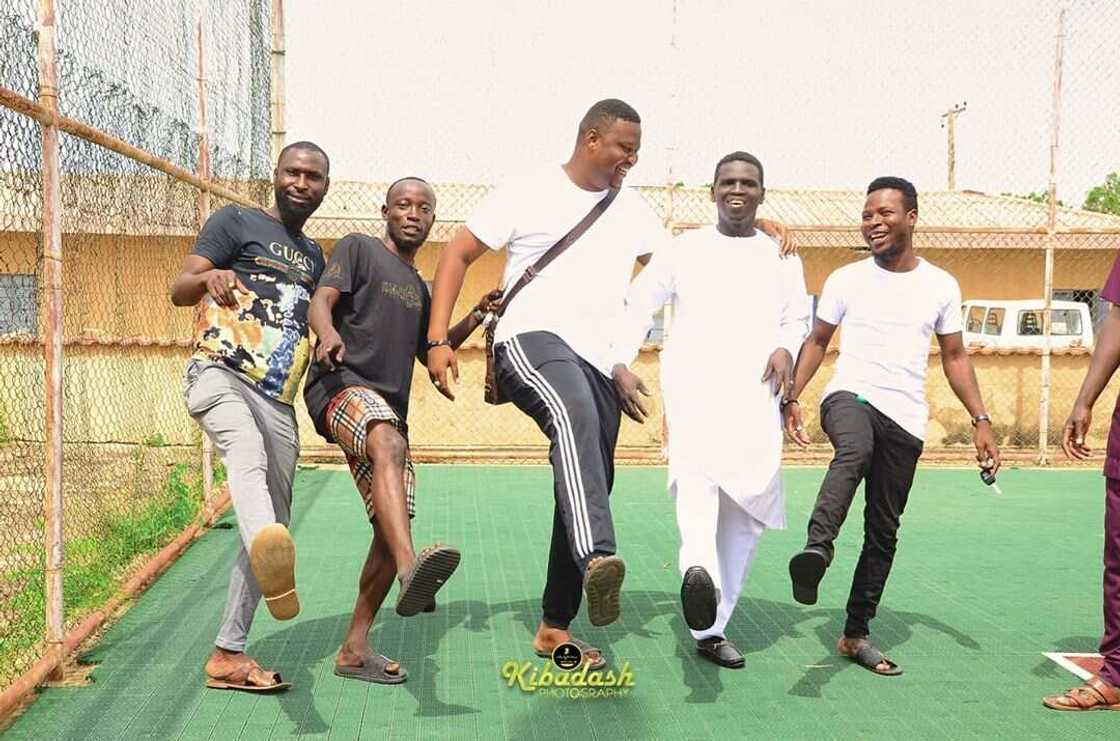 Hotuna: Mawaki Dauda Kahutu Rarara ya gwangwaje Bashir Maishadda da sabuwar mota Hotuna: Mawaki Dauda Kahutu Rarara ya gwangwaje Bashir Maishadda da sabuwar mota