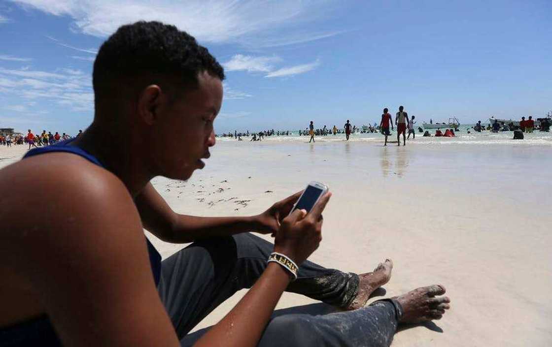 Advantages of social media to the society Advantages of social media to the society