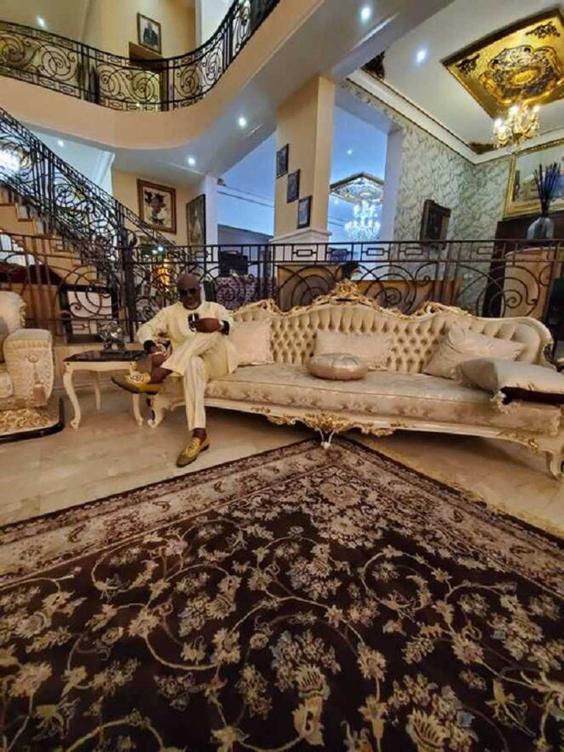 Ajannar duniya: Hotunan katafaren gidan biliyoyi da Dino Melaye ya siya a Abuja Ajannar duniya: Hotunan katafaren gidan biliyoyi da Dino Melaye ya siya a Abuja