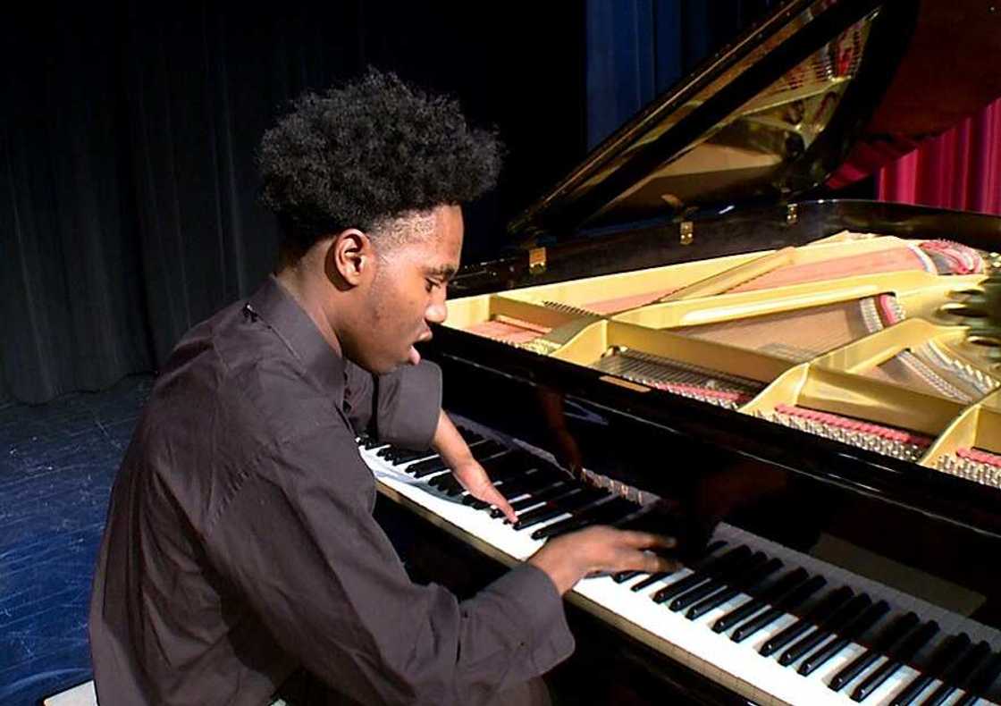 Darrius Simmons: Amputated teenager who taught himself piano becomes inspiration to many Darrius Simmons: Amputated teenager who taught himself piano becomes inspiration to many