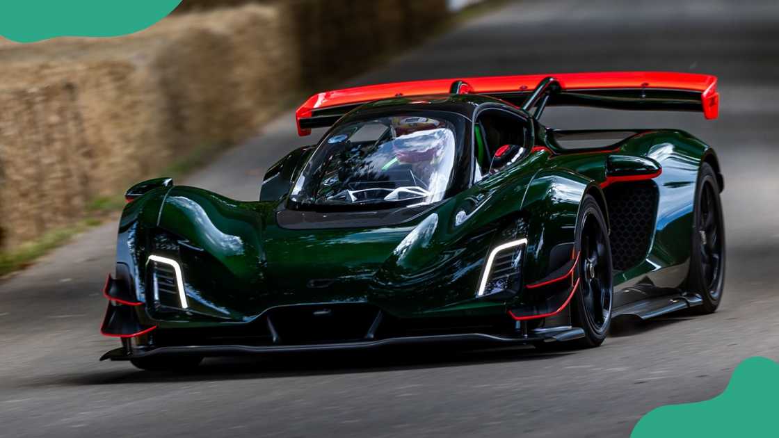 The Rattlesnake Green variant of the Czinger 21C VMax pictured racing.