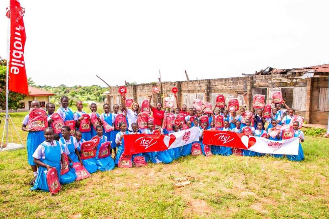 itel Partners with Queen Mercy Atang To Donate Gifts To Children In Delta state itel Partners with Queen Mercy Atang To Donate Gifts To Children In Delta state