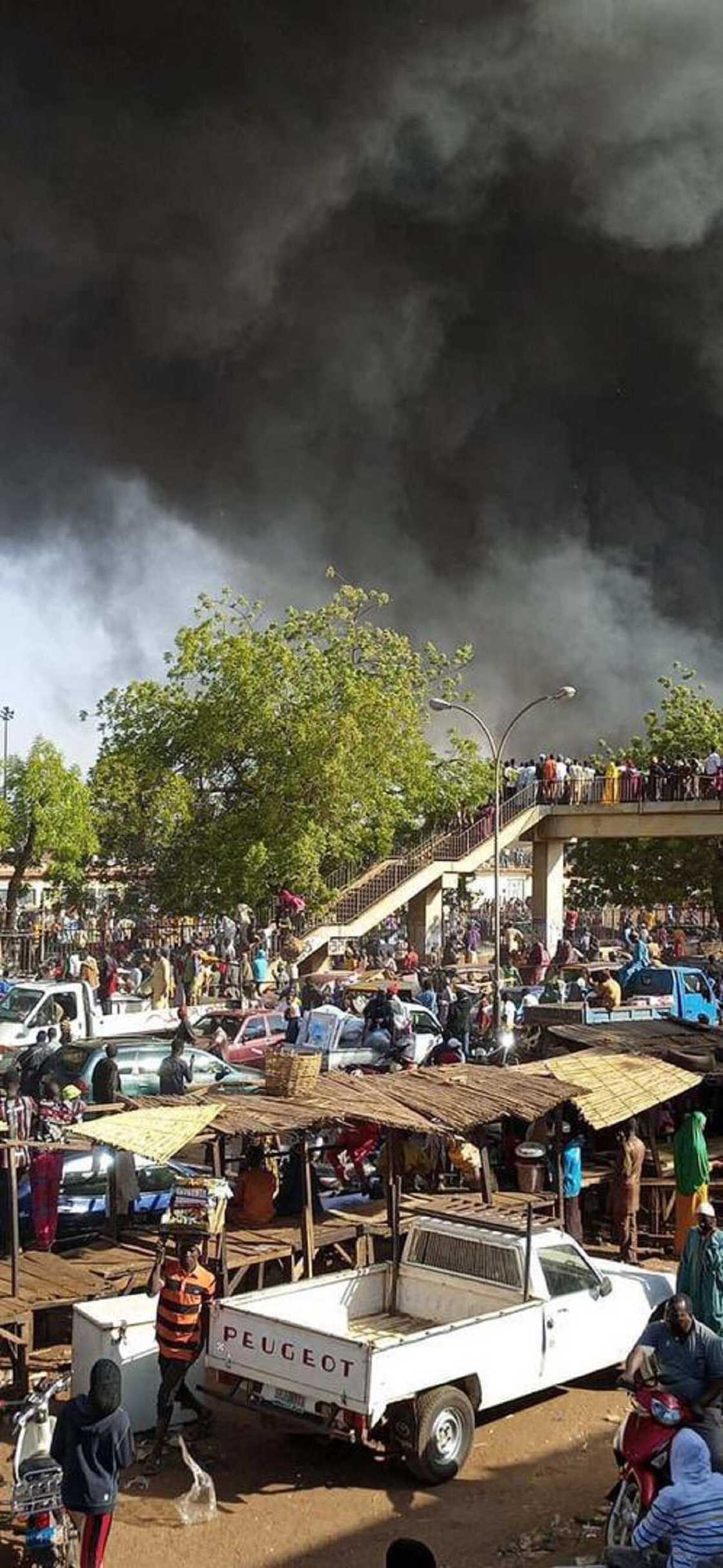 Bidiyo da Hotuna: Gobara ta tashi a babbar kasuwar Sokoto Bidiyo da Hotuna: Gobara ta tashi a babbar kasuwar Sokoto