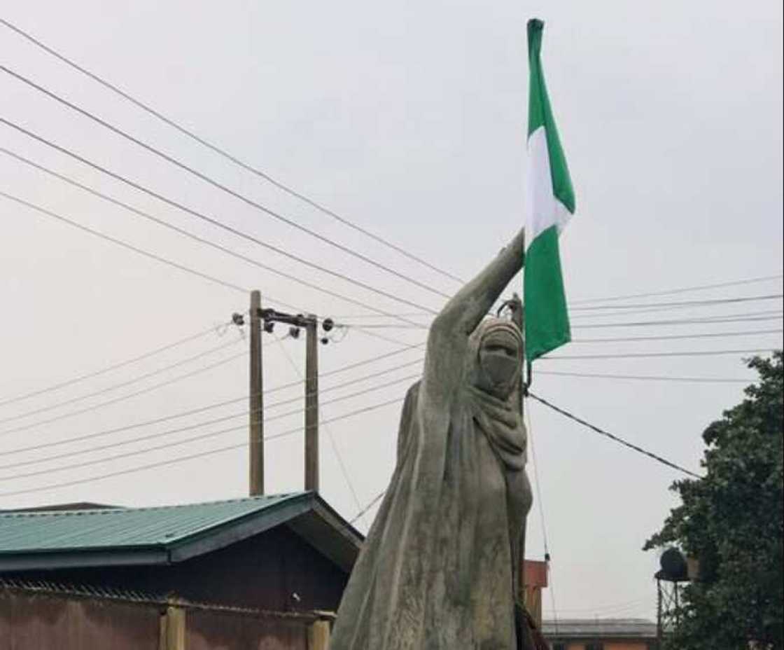 Hotunan gunkin Aisha Yesufu da wani dalibi ya gina sun jawo cece-kuce Hotunan gunkin Aisha Yesufu da wani dalibi ya gina sun jawo cece-kuce