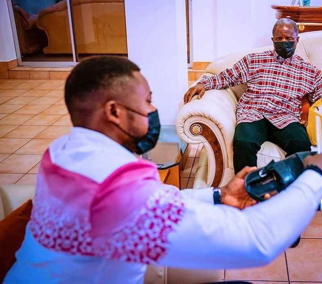 Tears flow as Vice President Yemi Osinbajo's shoemaker, OJBest dies Tears flow as Vice President Yemi Osinbajo's shoemaker, OJBest dies