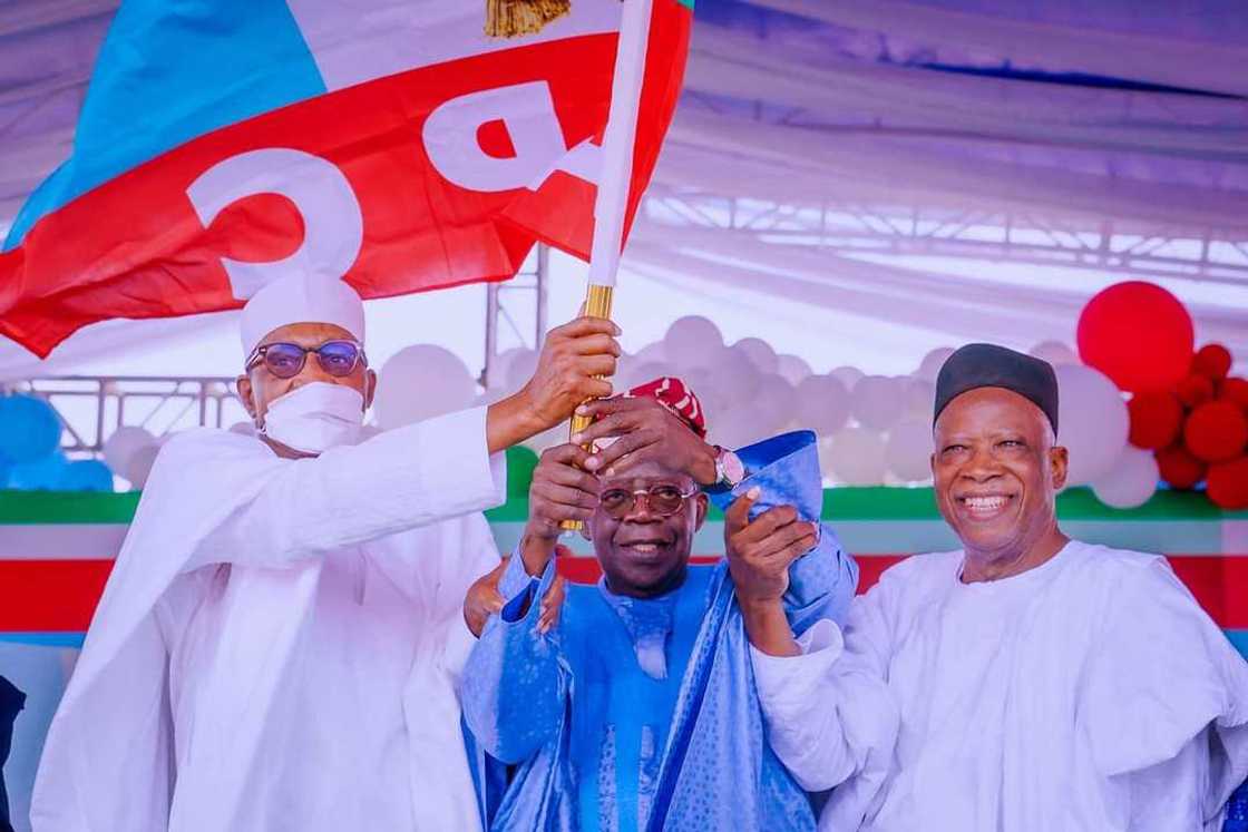 Shugaba Buhari, Bola Tinubu da Abdullahi Adamu yayin mika wa Tinubu tutar jam'iyya