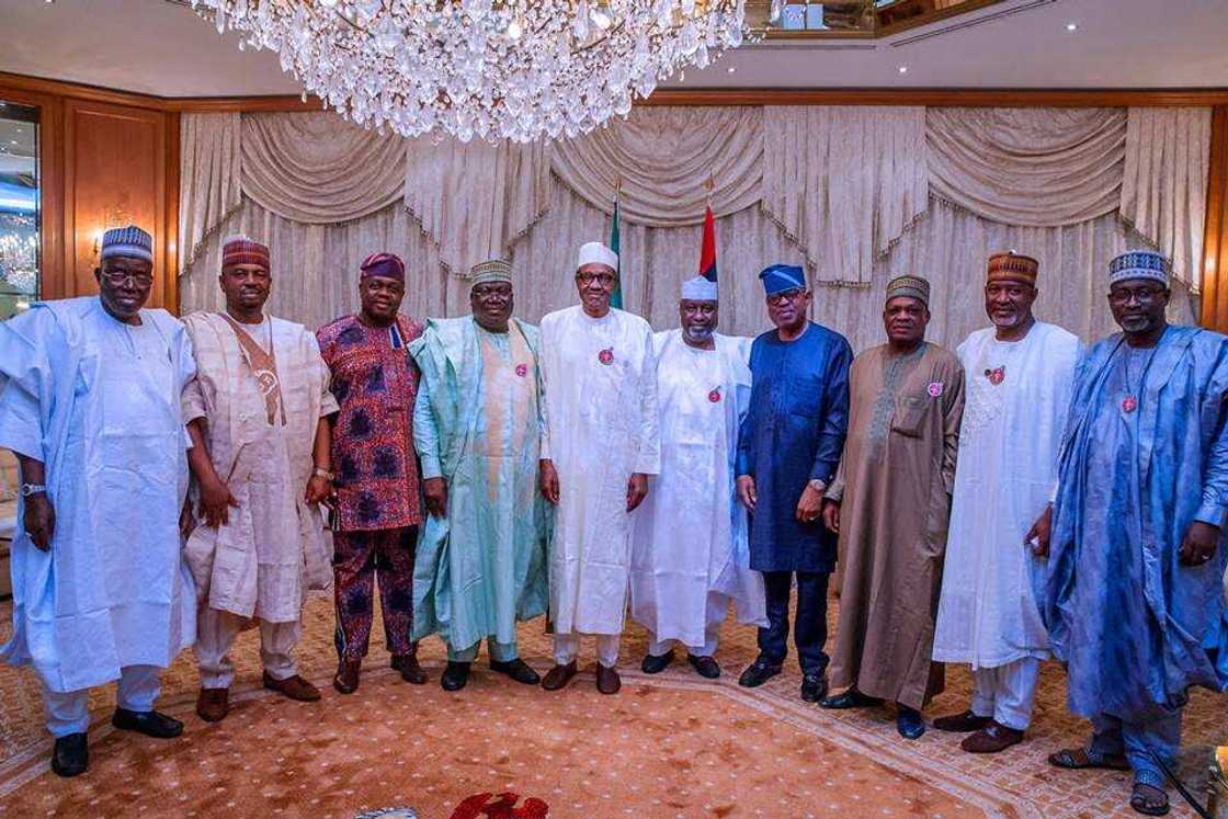 Shugaba Buhari ya karbi bakuncin wasu sanatocin APC (Hotuna) Shugaba Buhari ya karbi bakuncin wasu sanatocin APC (Hotuna)