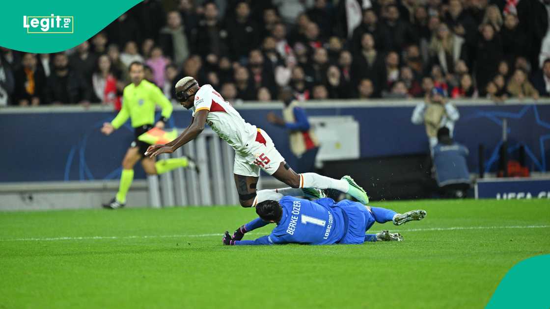 Victor Osimhen, Berke Ozer, Galatasaray, Lille, UEFA Champions League. Victor Osimhen, Berke Ozer, Galatasaray, Lille, UEFA Champions League.