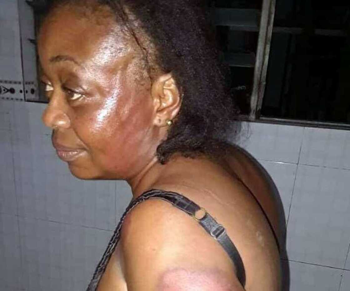 Abun kunya: Dan majalisar PDP ya yi wa wata mata zigidir a bainar jama'a Abun kunya: Dan majalisar PDP ya yi wa wata mata zigidir a bainar jama'a