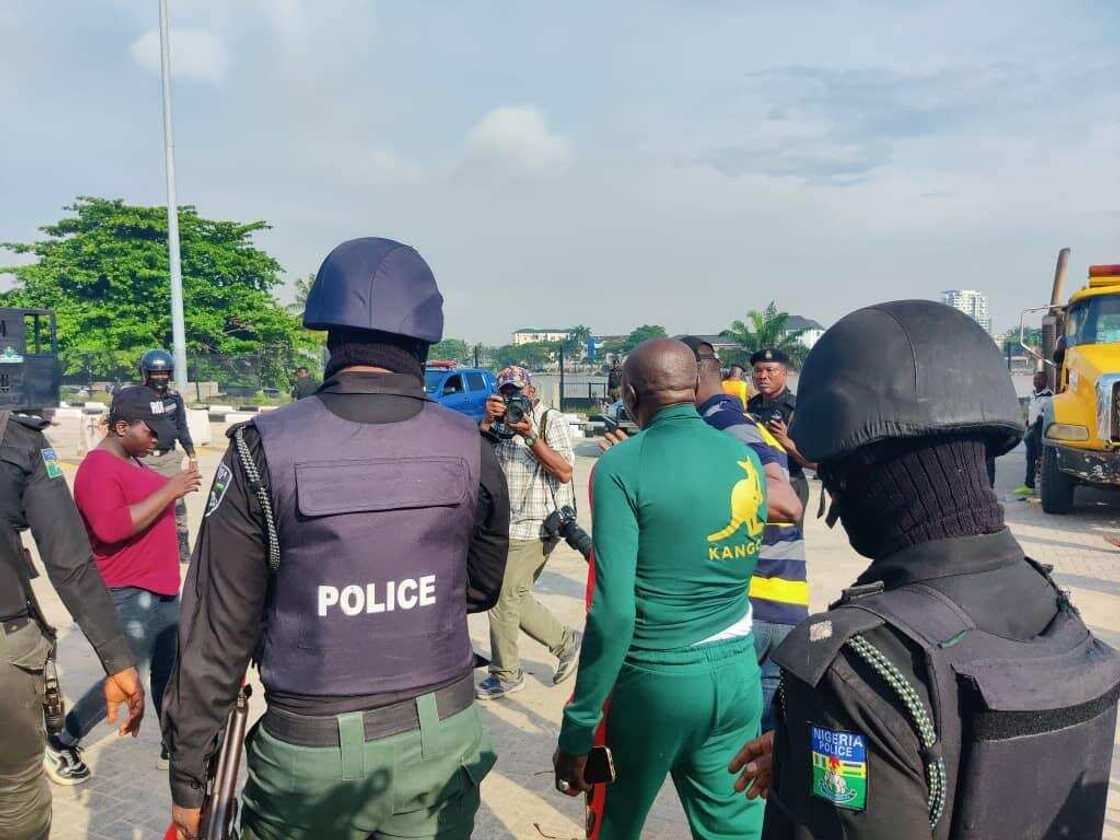 Hotunan yadda 'yan sanda suka yi ram da masu zanga-zanga a Lekki Tollgate Hotunan yadda 'yan sanda suka yi ram da masu zanga-zanga a Lekki Tollgate