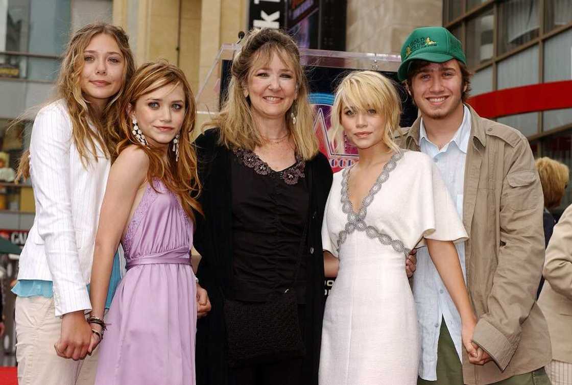 Mary Kate and Ashley Olsen siblings Mary Kate and Ashley Olsen siblings