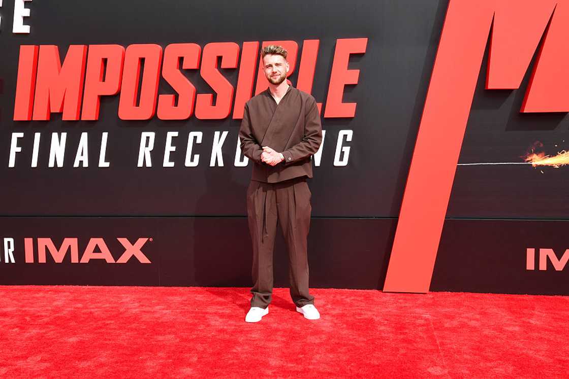 Harry Jowsey at Lincoln Centre Fountain Plaza in New York, New York Harry Jowsey at Lincoln Centre Fountain Plaza in New York, New York